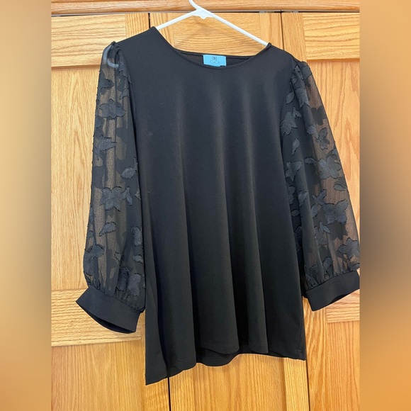 CeCe long-sleeved lace arm top- like new!! - Picture 1 of 4